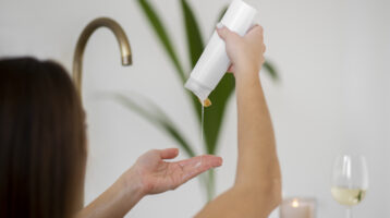 چی خوبه برای ریزش مو؟ بهترین روش‌ها + معرفی محصولات مؤثر