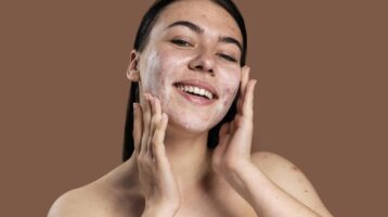 بهترین شوینده پوست آکنه‌ای | راهنمای انتخاب شوینده‌ای که جوش را بدتر نکند