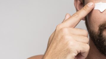 بهترین ضد آفتاب مخصوص آقایان در ۲۰۲۵ | سبک، بدون چربی و مناسب استفاده روزانه