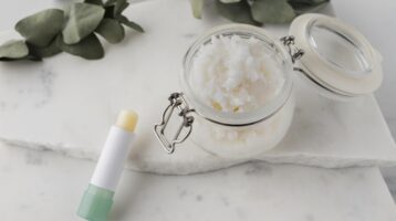 بهترین لیپ‌بالمرهای مناسب لب‌های خشک و ترک‌خورده (بررسی کامل + راهنمای خرید)