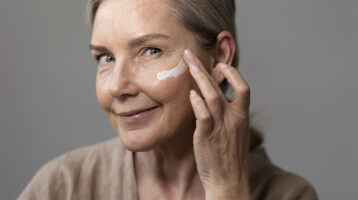 بهترین کرم ضد چروک ایرانی (۱۴ انتخاب برتر ۱۴۰۴ + بررسی کامل)