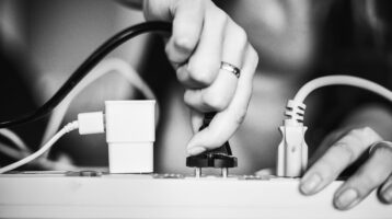 بهترین محافظ برق برای لوازم خانگی | راهنمای خرید + معرفی مدل‌های مطمئن